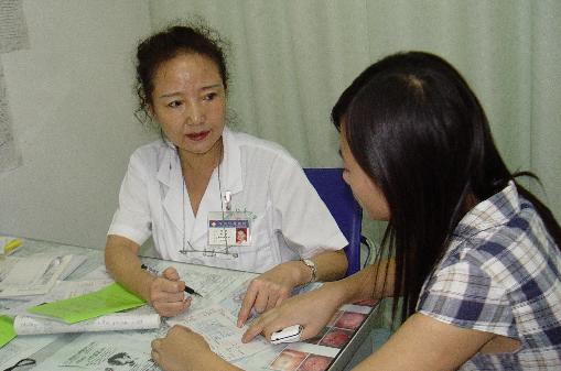泰安京泰和人流医院妇科郎琴主任在耐心地为患者讲解病情